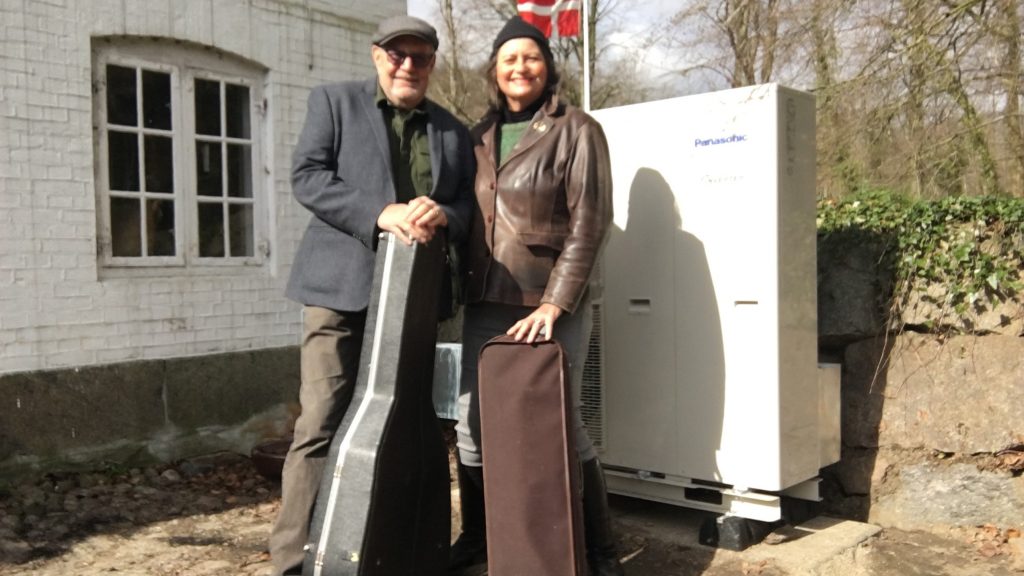 Luft til vand varmepumpe anmeldelse af Lasse og Mathilde på Fyn Nærvarme Danmark.