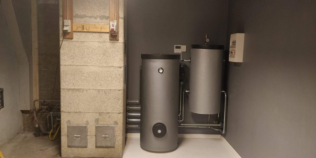 Installation af luft til vand varmepumpens indedel, efter installation er færdig 